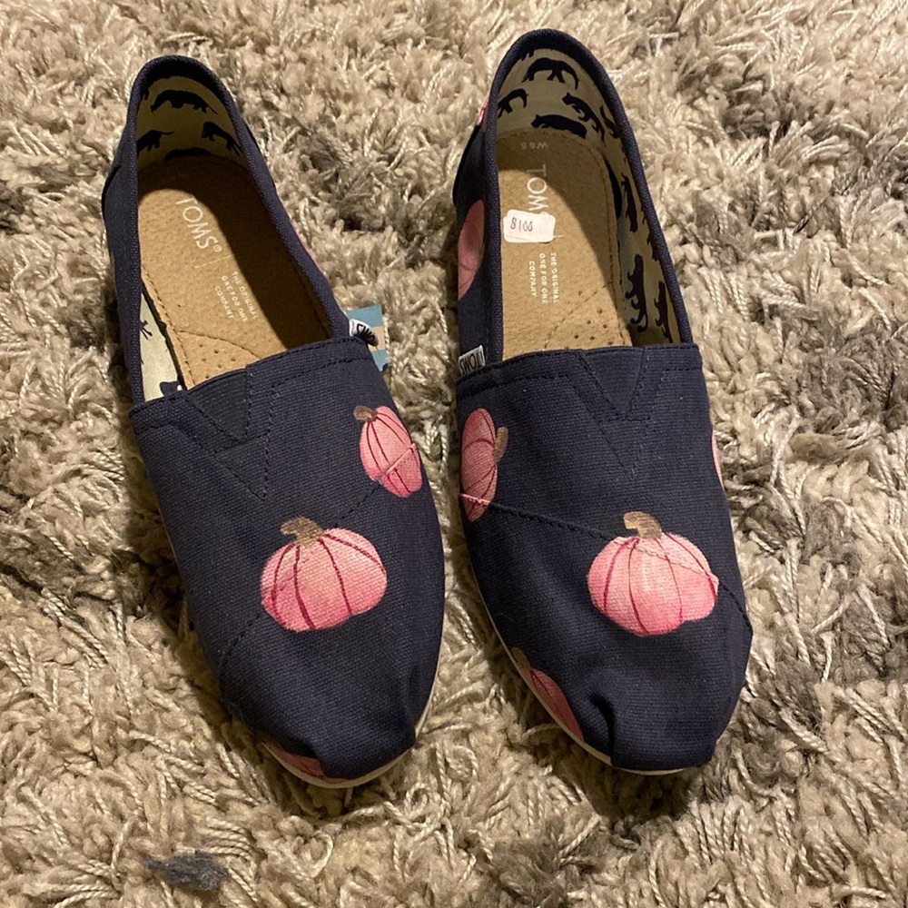 Hand painted pumpkin Tom’s women’s size 8.5